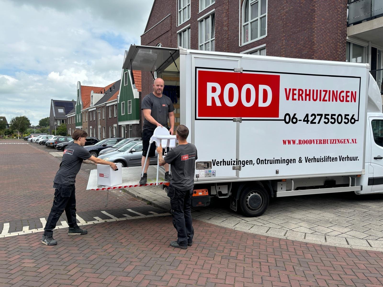 Het team van Rood Verhuizingen laadt de verhuiswagen uit